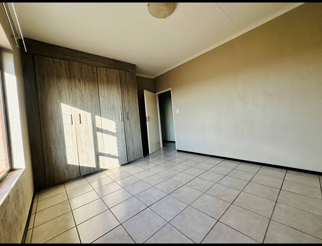 2 BEDROOM APARTMENT FOR SALE IN WILGEHEUWEL